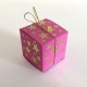 Geschenkschachtel Würfel 4x4 cm-Goldsterne pink